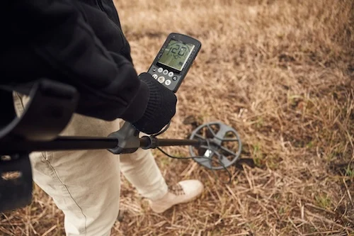 Minelab Equinox 700 metal detector comparison image